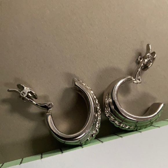 Trifari Signed Clip Vintage Earrings - Picture 2 of 5